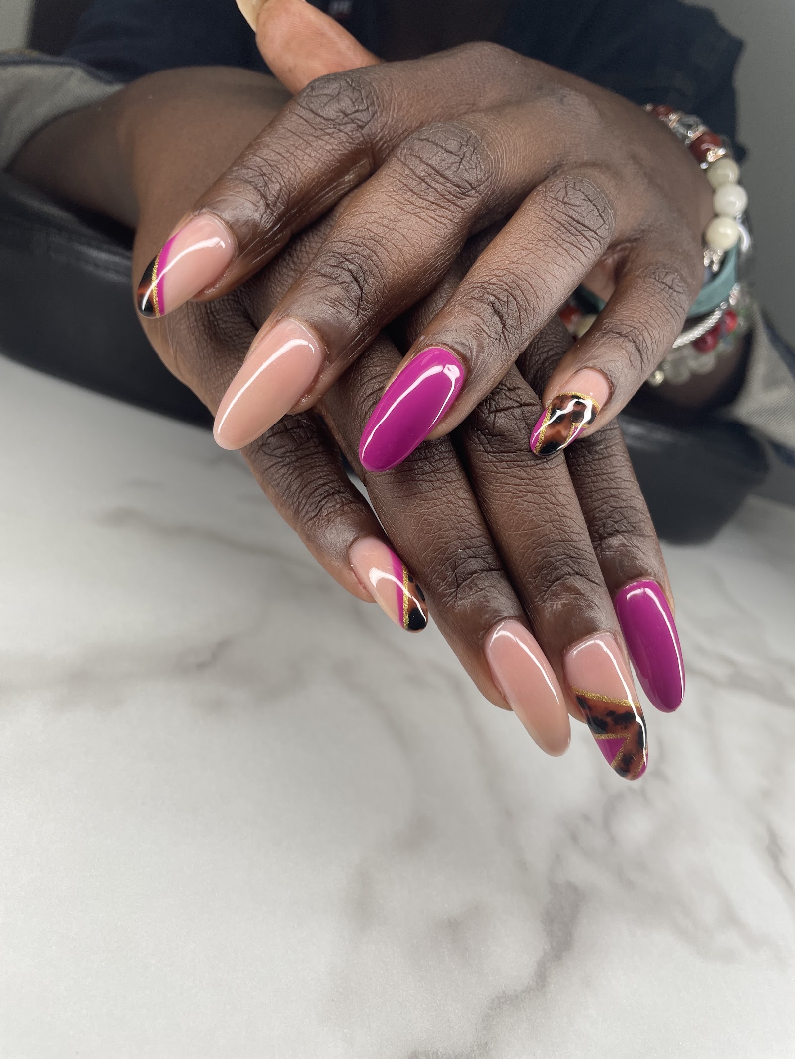 Doyenne Nails LLC logo